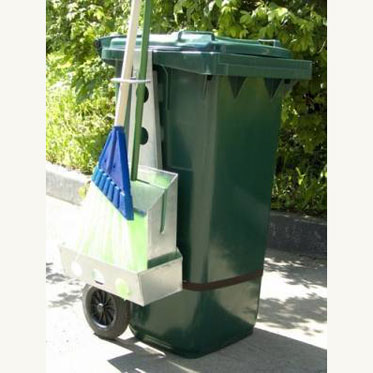 Навеска-держатель инвентаря на бак для мусора